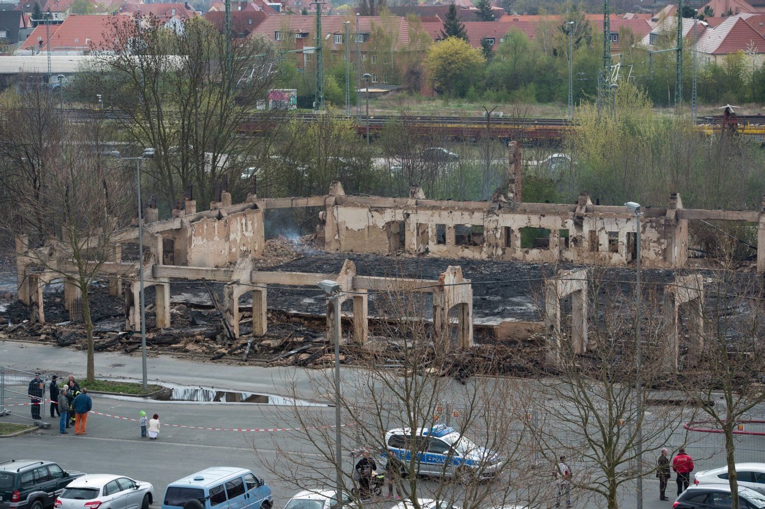 Die Überreste der abgebrannten Viehauktionshalle in Weimar. Die historische Halle war in der Nacht zum 22. April 2015 fast komplett niedergebrannt.