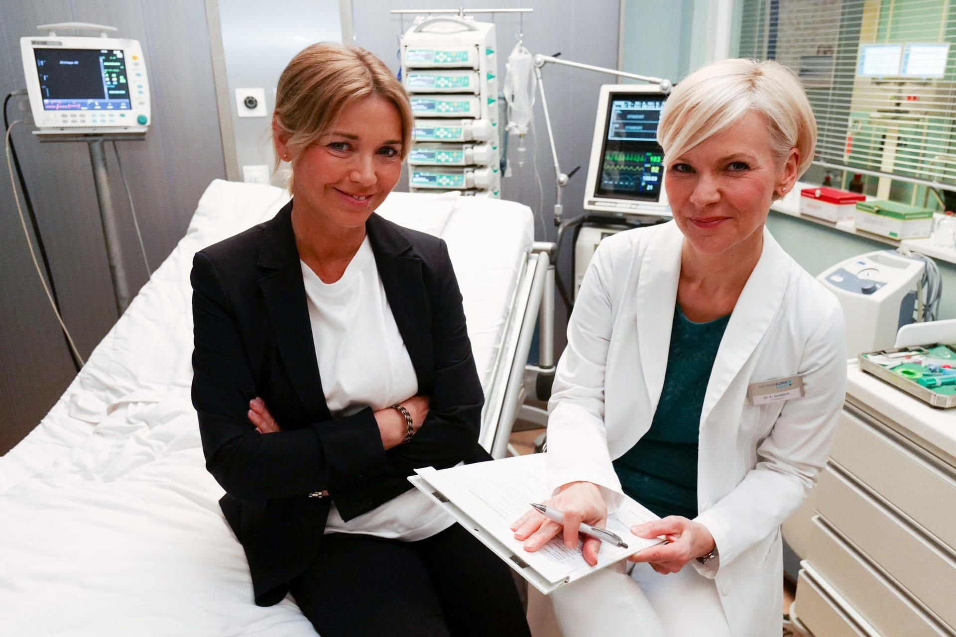 Tina Ruland (li.) als alleinerziehende Mutter Marlene Weigand sitzt neben der Ärztin Dr. Kathrin Globisch (Andrea Kathrin Loewig) in der ARD-Serie „In aller Freundschaft“.