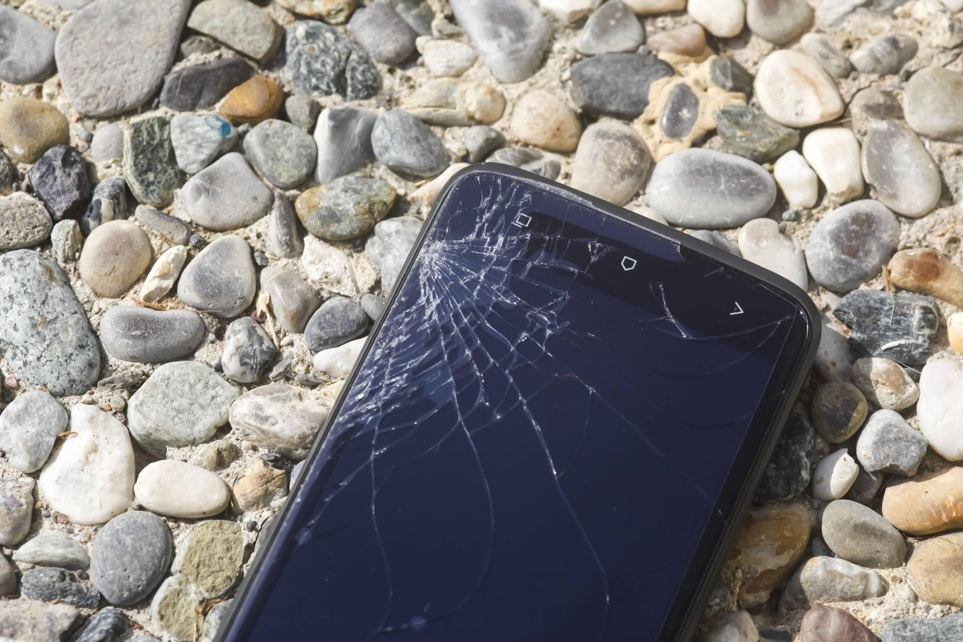 Nicht immer bemerkt man es, wenn das Smartphone runter fällt.