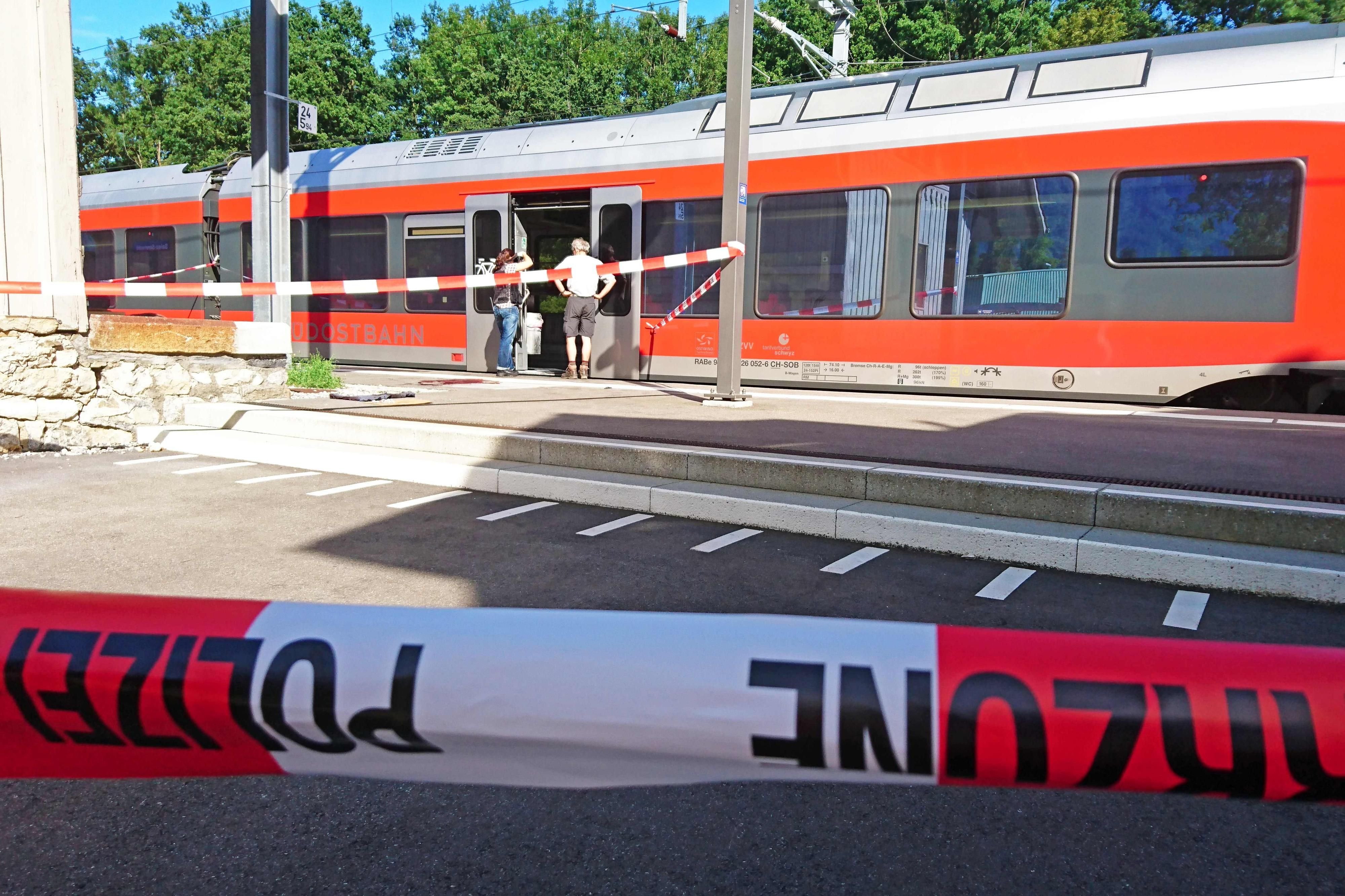 Ein Mann setzte einen Waggon in Brand und attackierte mehrere Passagiere.