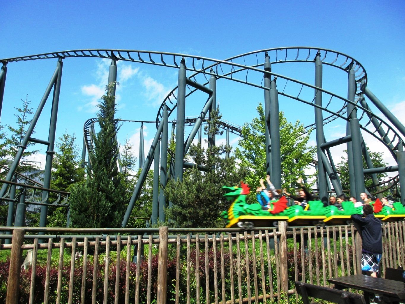 Ab geht die Post auf der Achterbahn im Legoland.