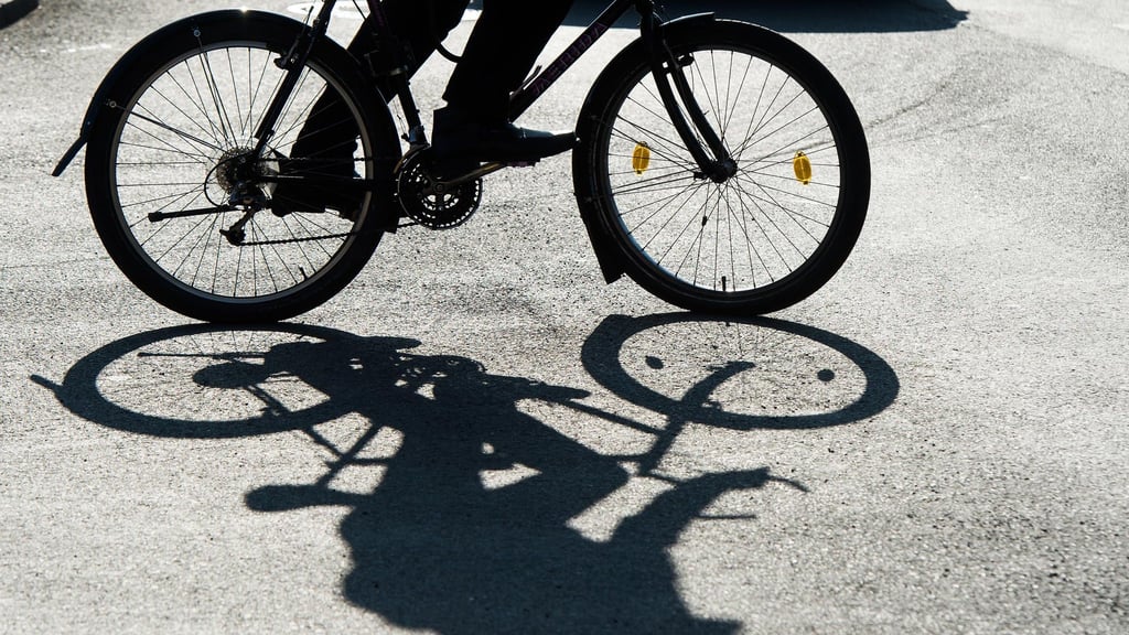 Die Radfahrerin entfernte sich daraufhin unerlaubt vom Unfallort ohne Angaben zu ihrer Person zu machen.