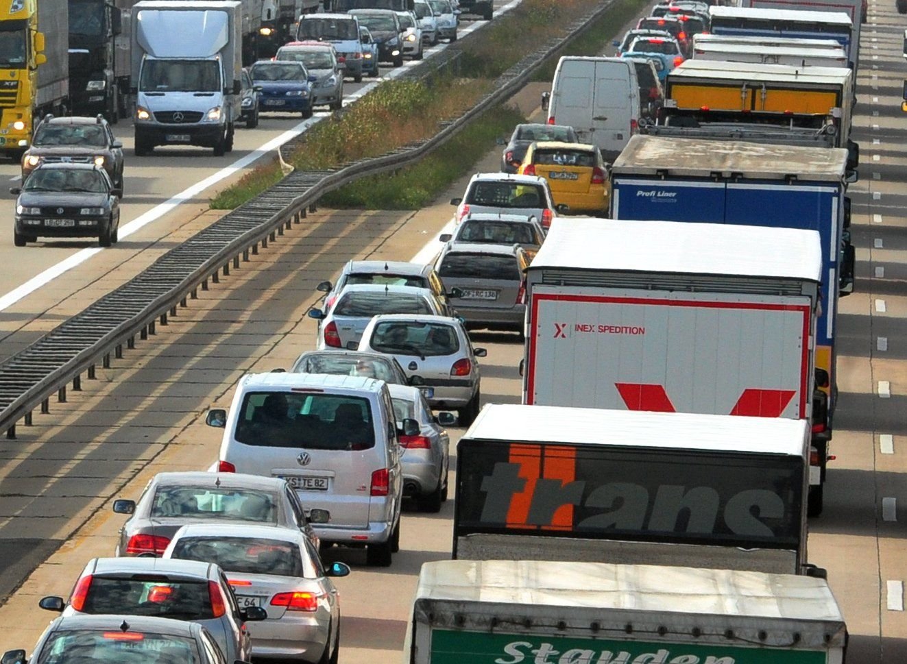 Auf der Autobahn stauen sich die Fahrzeuge.