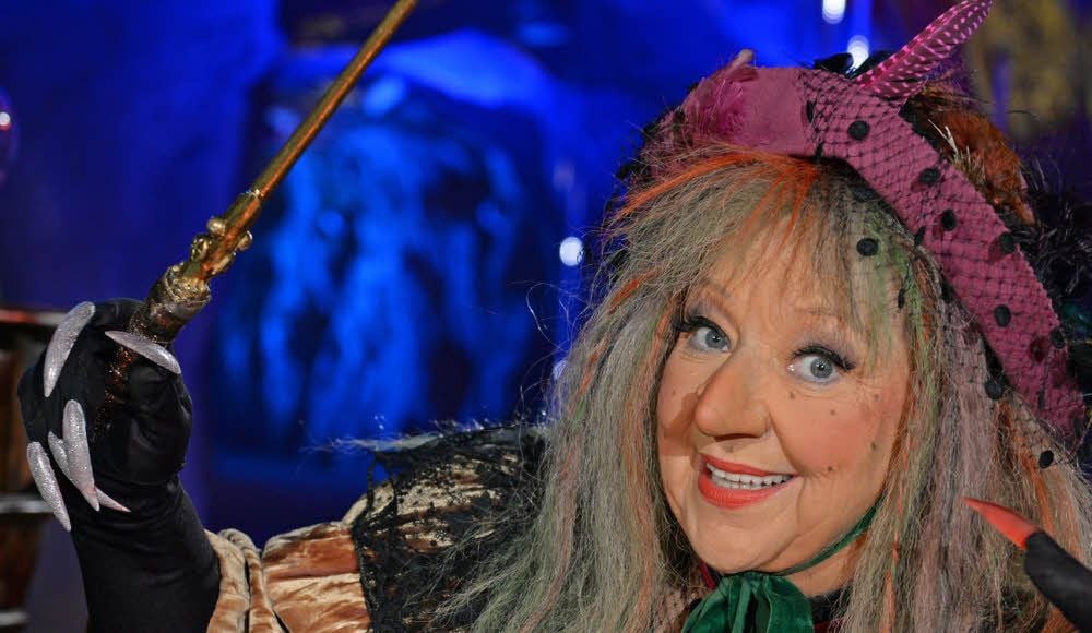 Die Sängerin und Schauspielerin Angelika Mann als „Märchenrätselhexe“ posiert während einer TV-Produktion im Filmpark Babelsberg.