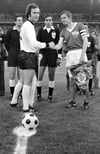 Das legendäre Foto der WM 1974: Bernd Bransch (r.) drückt Franz Beckenbauer die Hand.