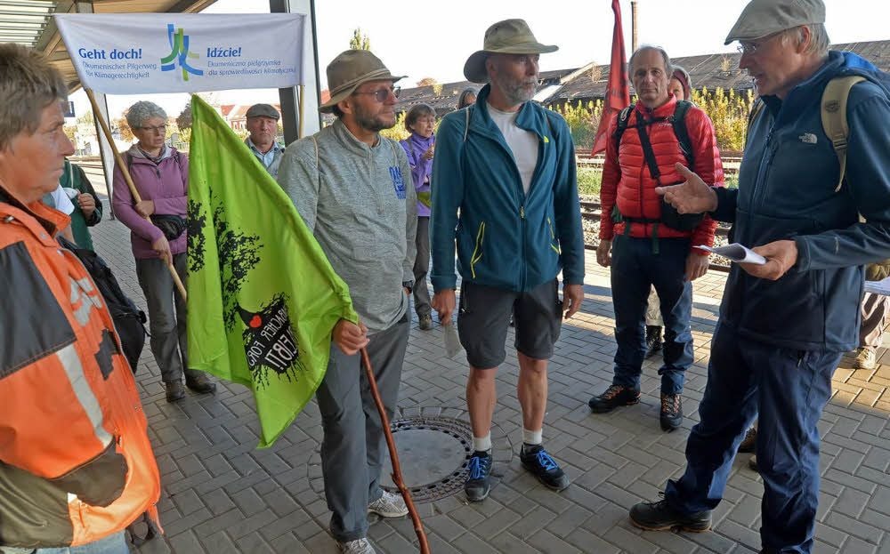 Ein ungewöhnlicher Start für die Klimapilger. In Aschersleben begann ihre Tagestour ausnahmsweise am Bahnhof.