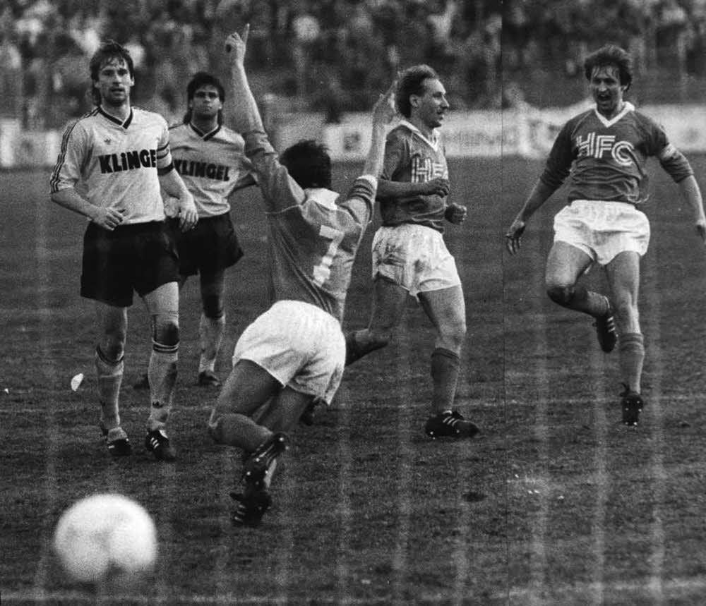 Im Februar 1990 trotzte der HFC dem späteren Meister Dynamo ein 2:2 ab. Damals für die Dresdener dabei: Ulf Kirsten (2. v. l.).