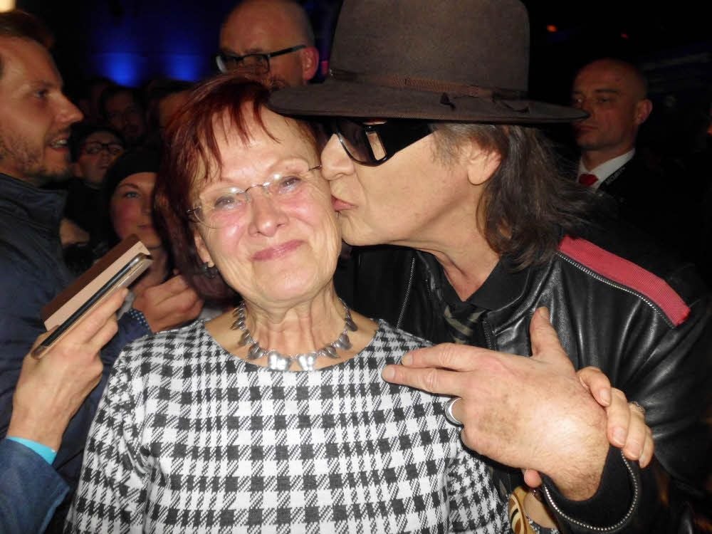 Ein Moment für die Ewigkeit: Udo Lindenberg küsst Birgit Hartmann.