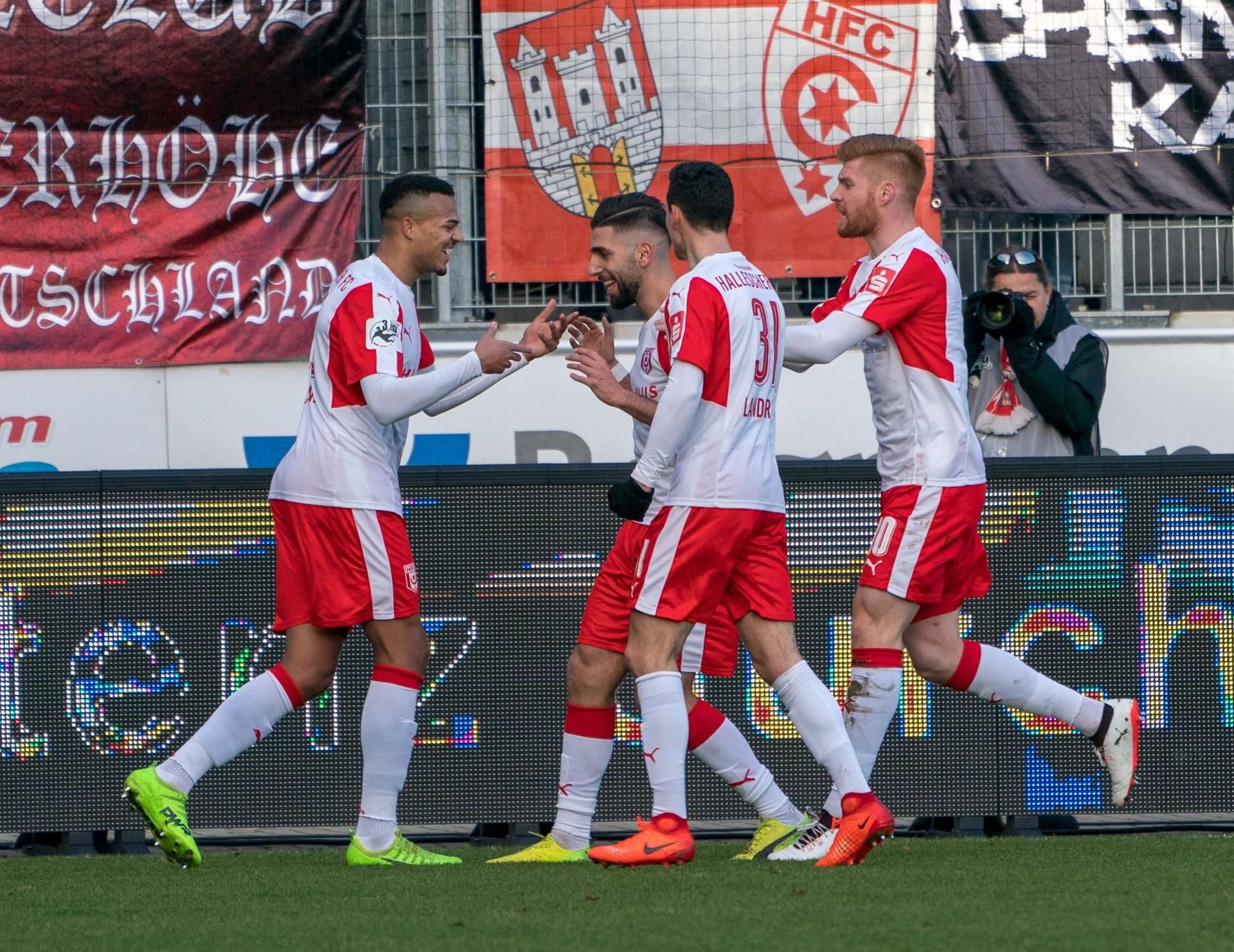 Jubel beim HFC nach dem Tor zum 1:0 durch Marvin Ajani (l.)
