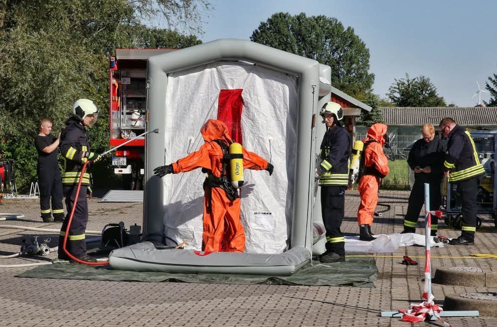 Großeinsatz der Feuerwehr in Oberröblingen wegen einer Geruchsbelästigung im Innova-Bildungszentrum. Nachdem der ABC-Erkundungstrupp das Gebäude verlassen hatte, mussten sich die Feuerwehrleute dekontaminieren.
