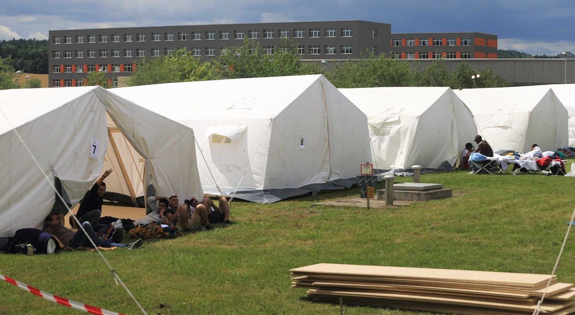 Zelte stehen auf dem Gelände der Zentralen Anlaufstelle für Asylbewerber (ZASt) in Halberstadt.