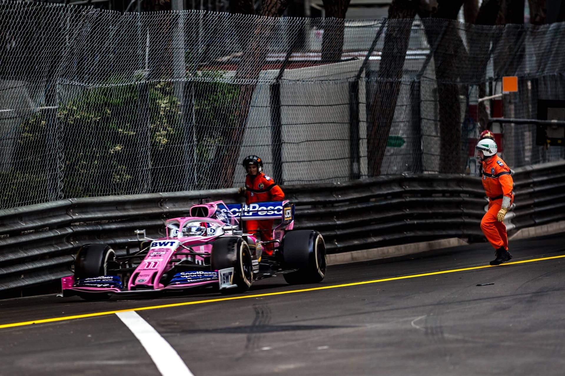 Sergio Perez rast nur Zentimeter zwischen zwei Streckenposten hindurch.