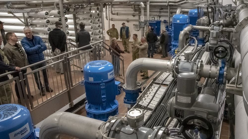 Beim Tag der offenen Tür konnten sich Interessierte im neuen Wasserwerk umsehen. Hinten links sind die beiden Röhrensysteme zu sehen, in denen das Wasser gegen Membranen gedrückt wird, die so feinporig sind, dass die für die Härte verantwortlichen Mineralien sie nicht passieren können.