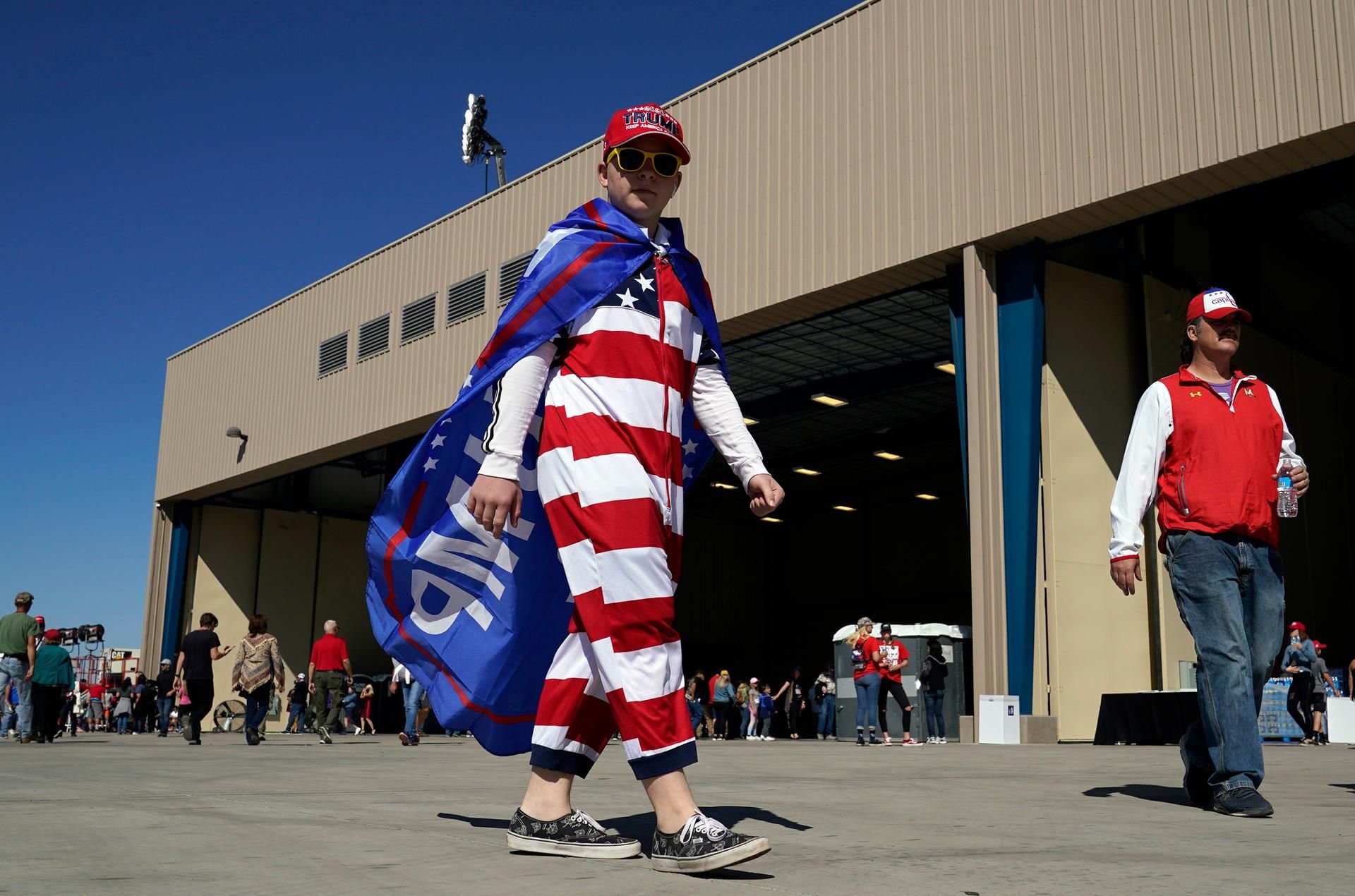 Ein Unterstützer von US-Präsident Trump kommt zu einer Wahlkampfkundgebung der Republikaner.
