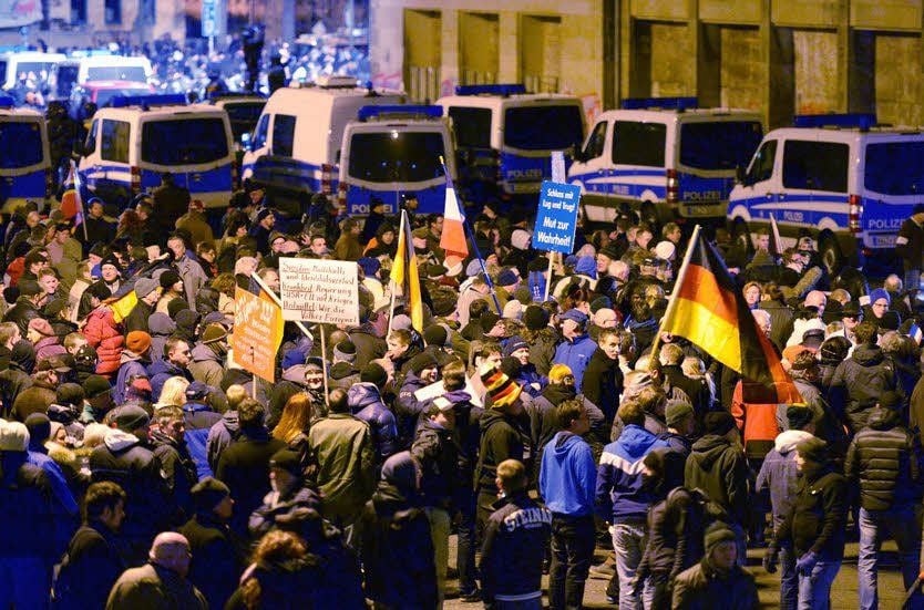Teilnehmer der islamkritischen Bewegung „Legida“ ziehen durch die Stadt.