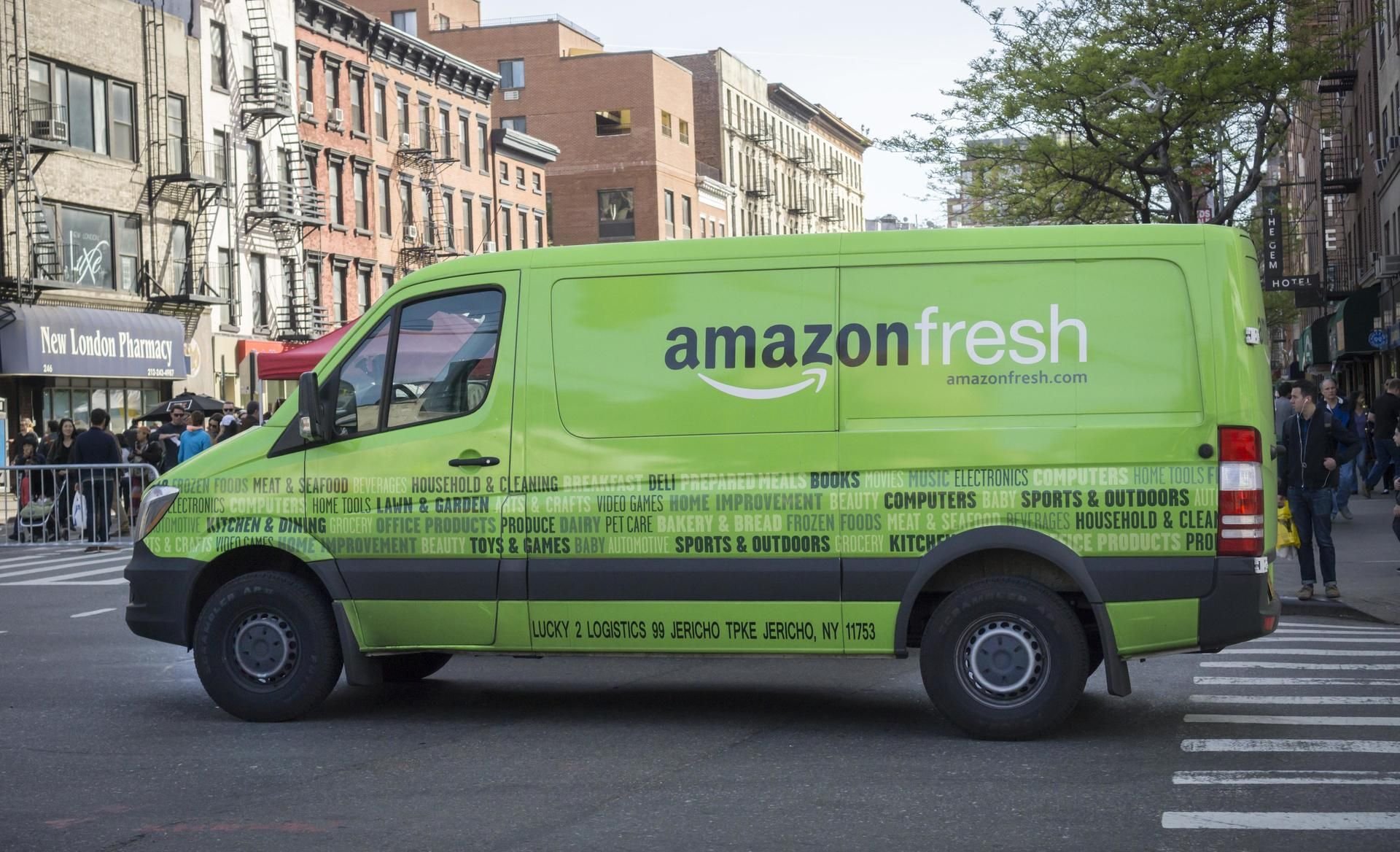 Ein Fahrzeug des US-Onlinehändlers Amazon mit der Aufschrift „Amazon fresh“ fährt durch New York (USA). (Symbolbild)