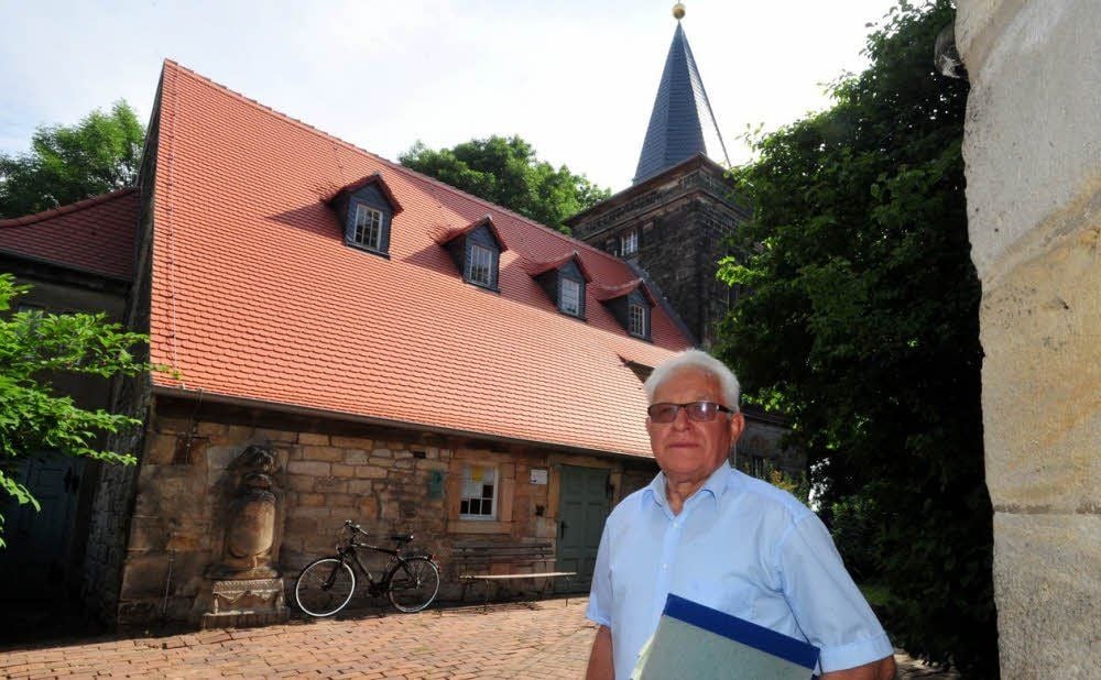 Kurt Böhme steht vor der Borauer Kirche St. Georg mit dem neu eingedeckten Dach.