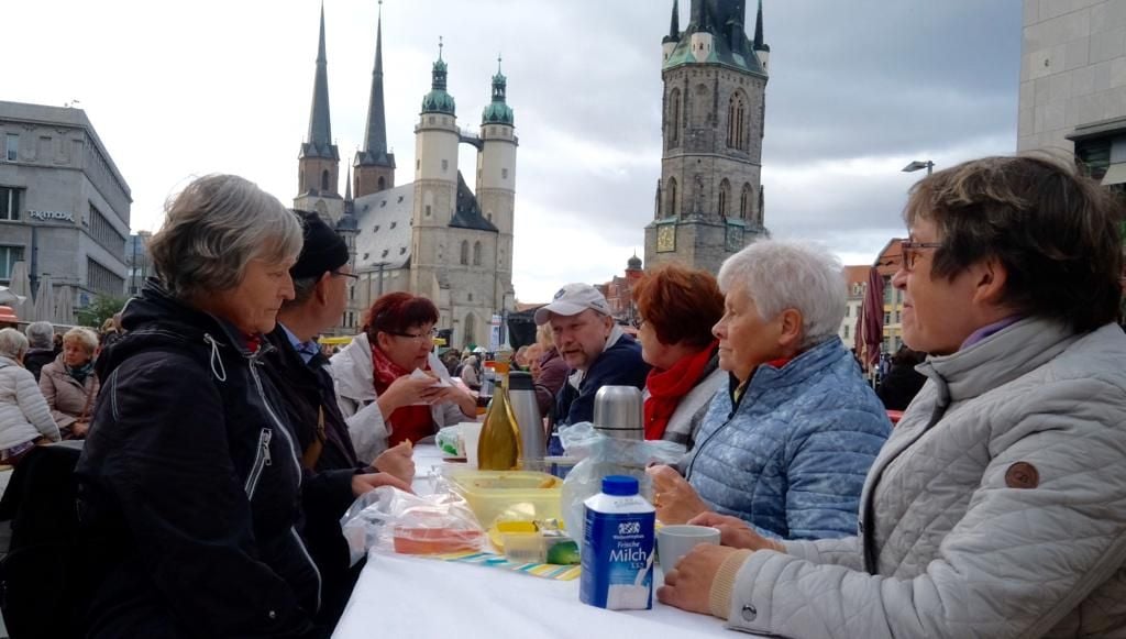 Zum Tag der Deutschen Einheit kamen in Halle die Menschen an einer großen Kaffeetafel zusammen.
