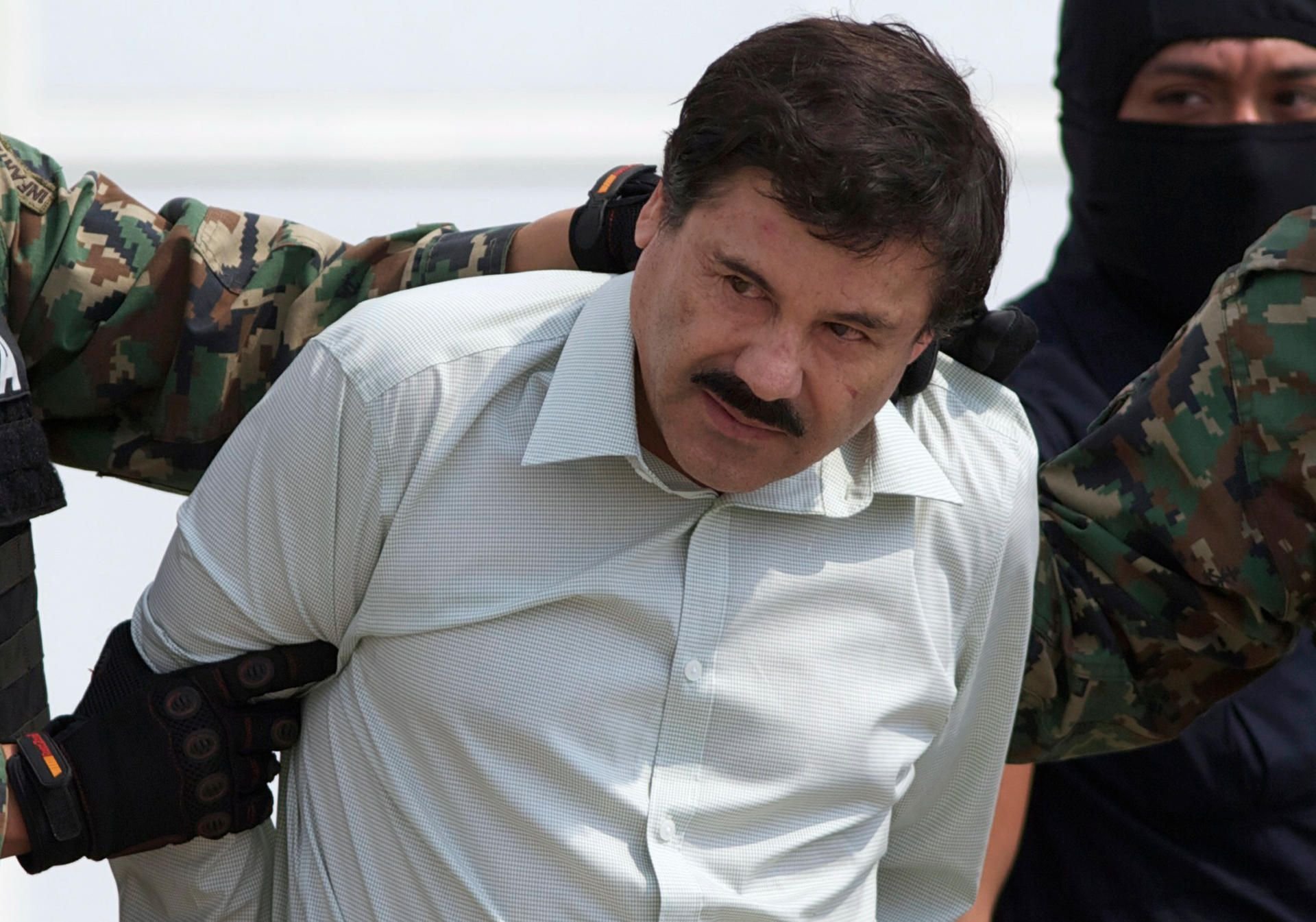 Der mexikanische Drogenboss Joaquin „El Chapo“ Guzman wird nach seiner Gefangennahme zu einem Hubschrauber geführt.