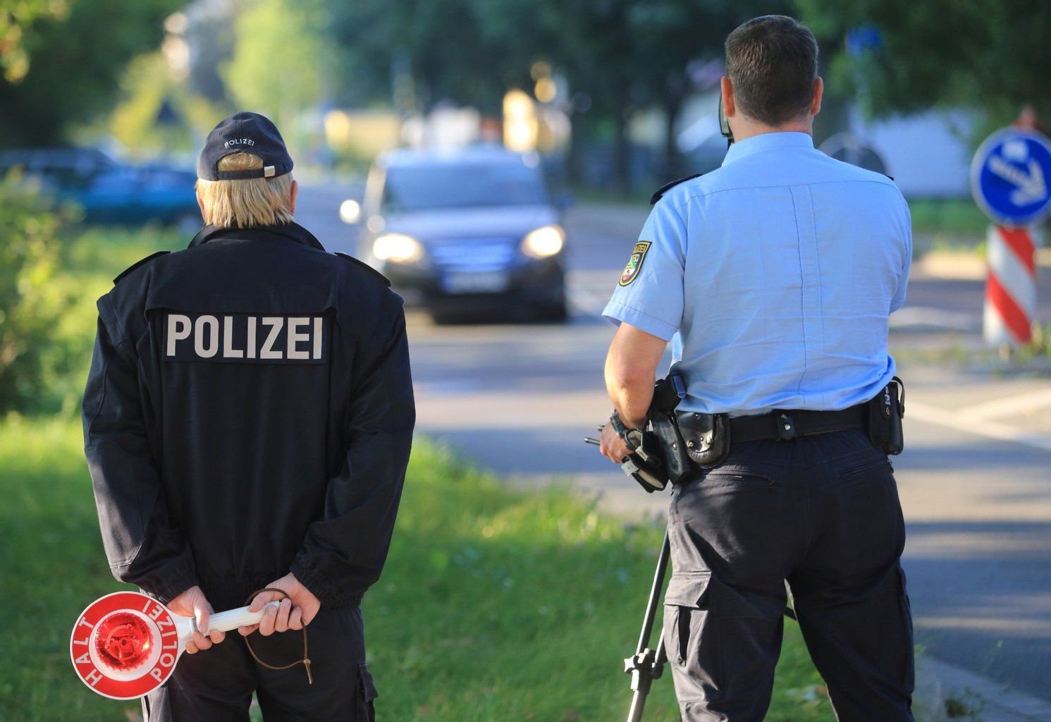 Polizeibeamte überwachen am 18. September 2014 die Geschwindigkeit von Fahrzeugen in Magdeburg. Beim zweiten bundesweiten "Blitz-Marathon" kontrollieren rund 13.000 Polizeibeamte an mehr als 7.500 Stellen das Tempo von Fahrzeugen.
