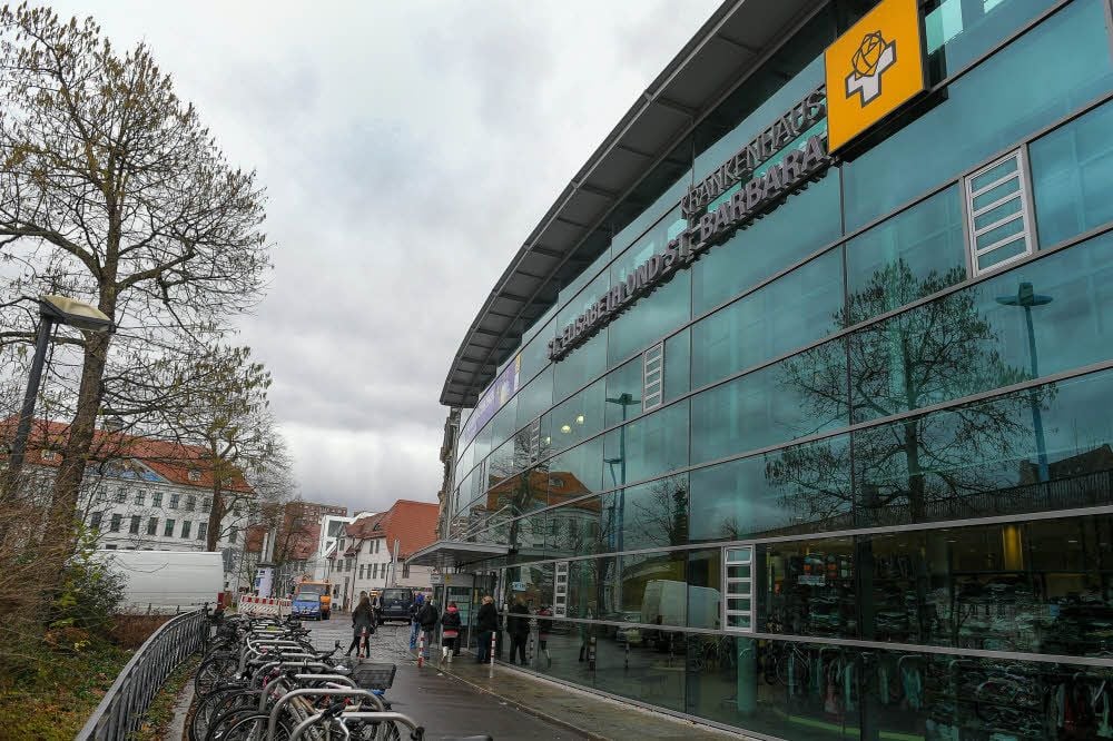 In einem Medizinerkurs werden am Krankenhaus St. Elisabeth und St. Barbara narkotisierte Schweine operiert.