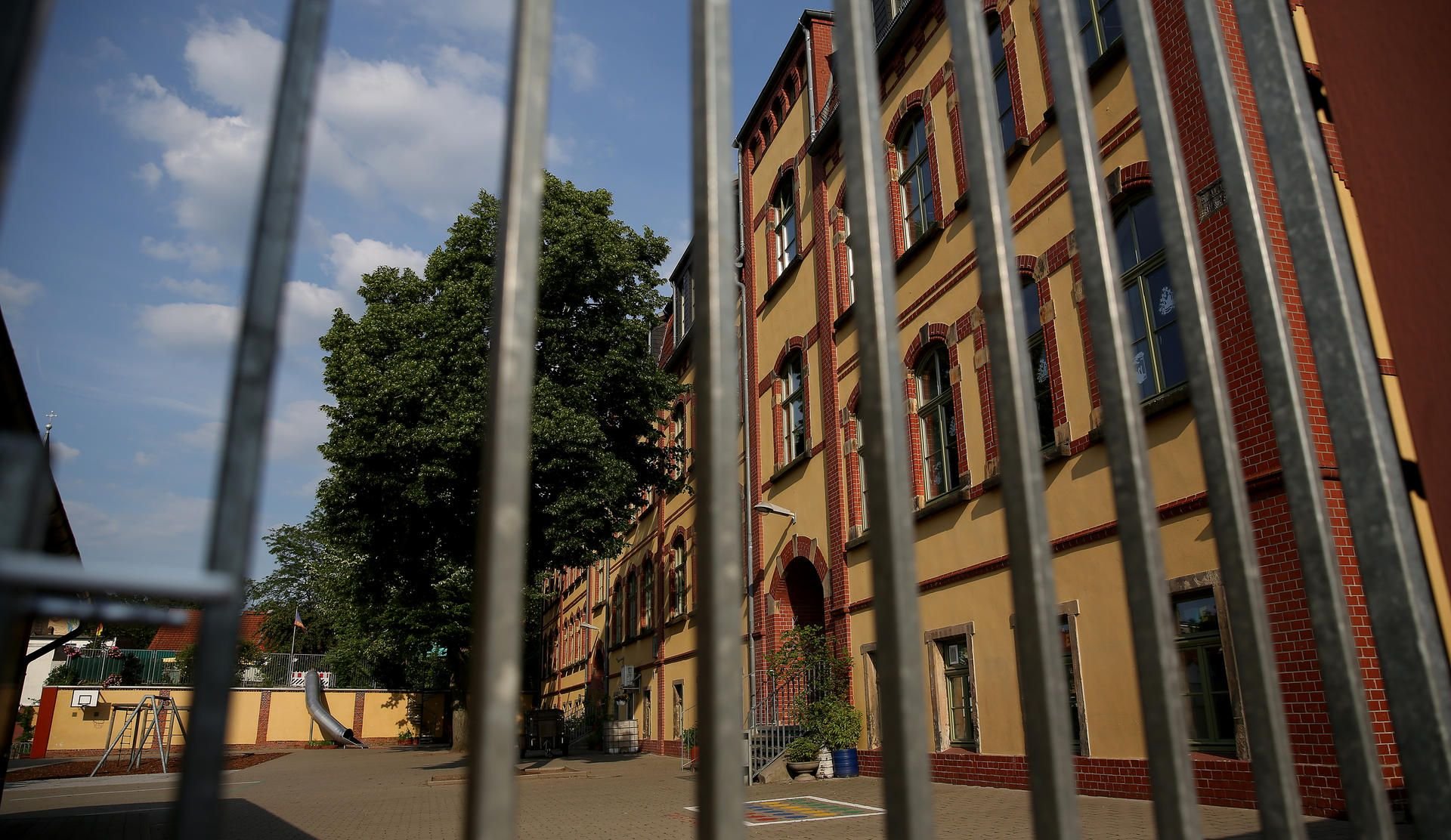 Blick auf die Grundschule Salbke. In Magdeburg gab es von Mittwoch zu Donnerstag 27 Neuinfektionen, weitere kamen am Freitag hinzu. Zehn Schulen mussten geschlossen werden.