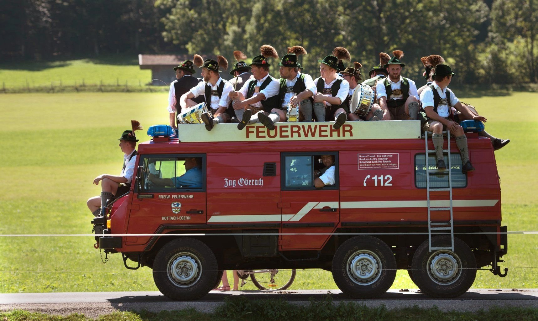 Nein, diese in Tracht gekleidete Musikkapelle darf keine Sonderrechte wahrnehmen – auch wenn sie auf einem Feuerwehrauto sitzt.