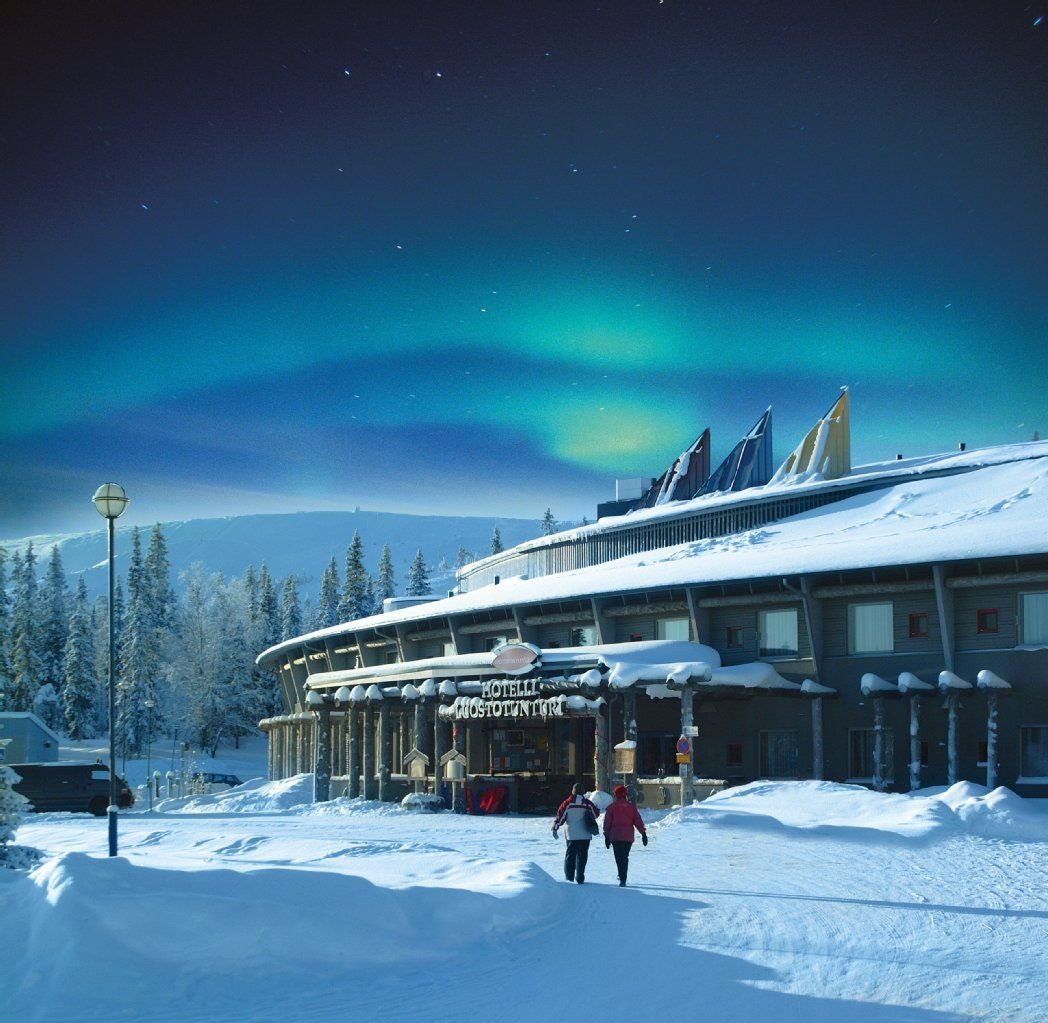 Polarlichtzauber über Blockhausdorf bietet das Lapland Hotel Luosto.