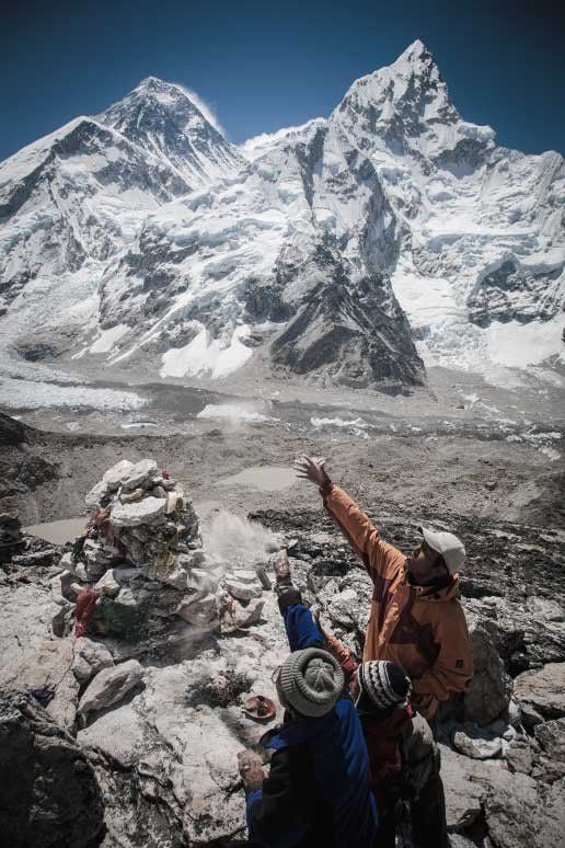 Temba, Dorje und Tensing: gemeinsame Puja auf dem Gipfel des Kalapatar mit Blick auf Everest und Lhotse
