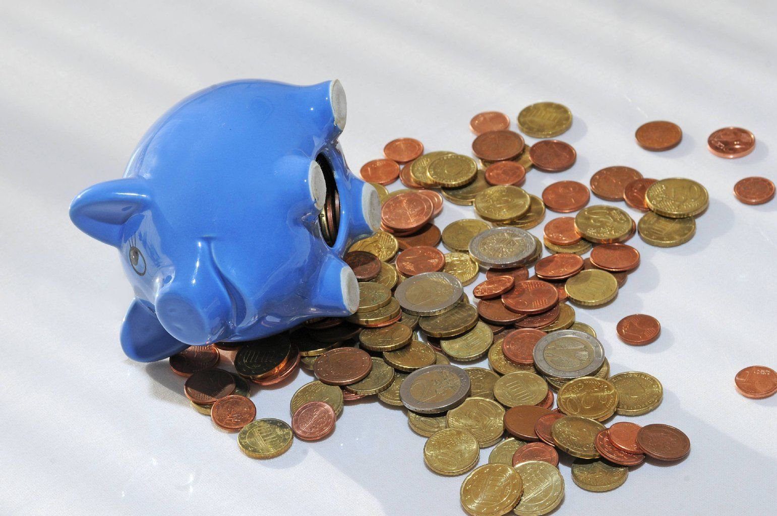 In Zeiten niedriger Zinsen sollten Sparer flexibel bleiben. Wenn sie fürs Alter vorsorgen wollen, setzen sie am besten auf unterschiedliche Sparprodukte – so streuen sie das Risiko und können besser reagieren, wenn die Zinsen wieder steigen.