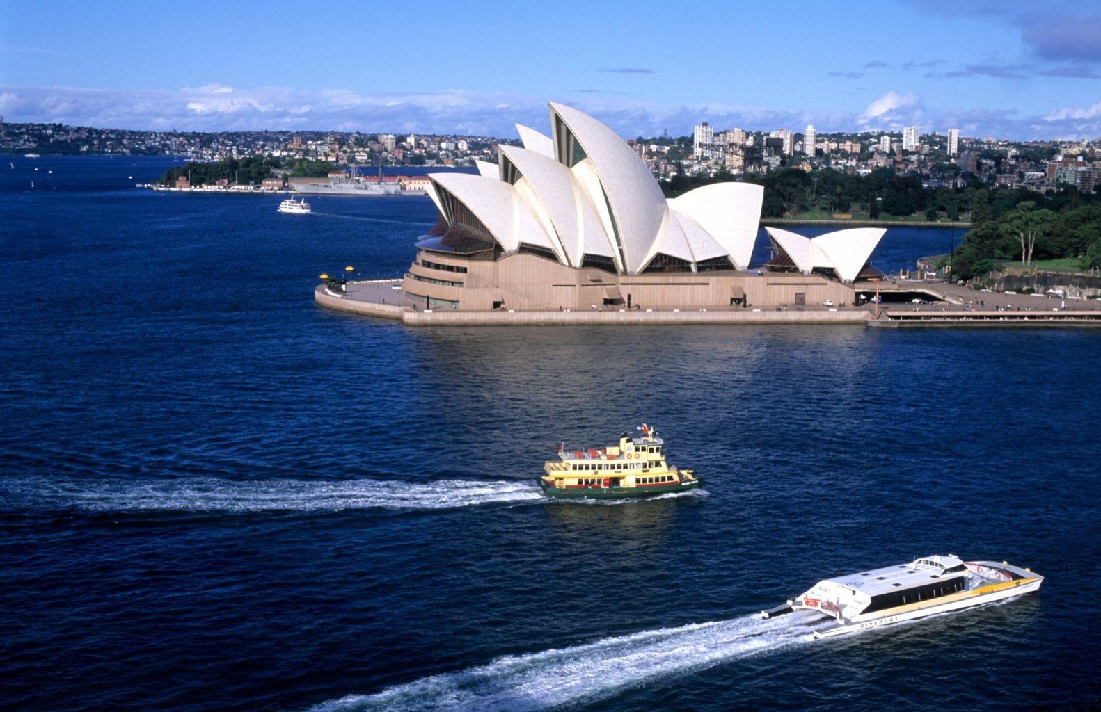 Die Skyline von Sydney mit dem Opernhaus im Vordergrund.