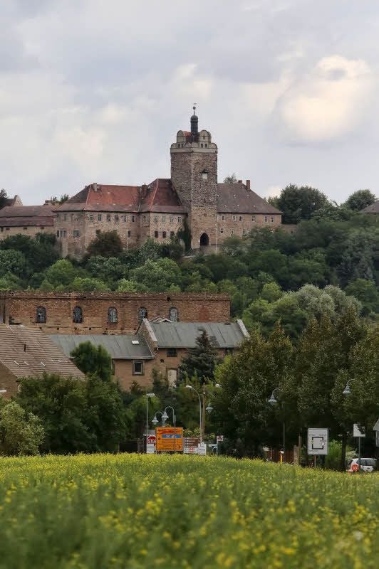 Ganz nah und doch so fern: Burg und Schloss hoch über Allstedt.