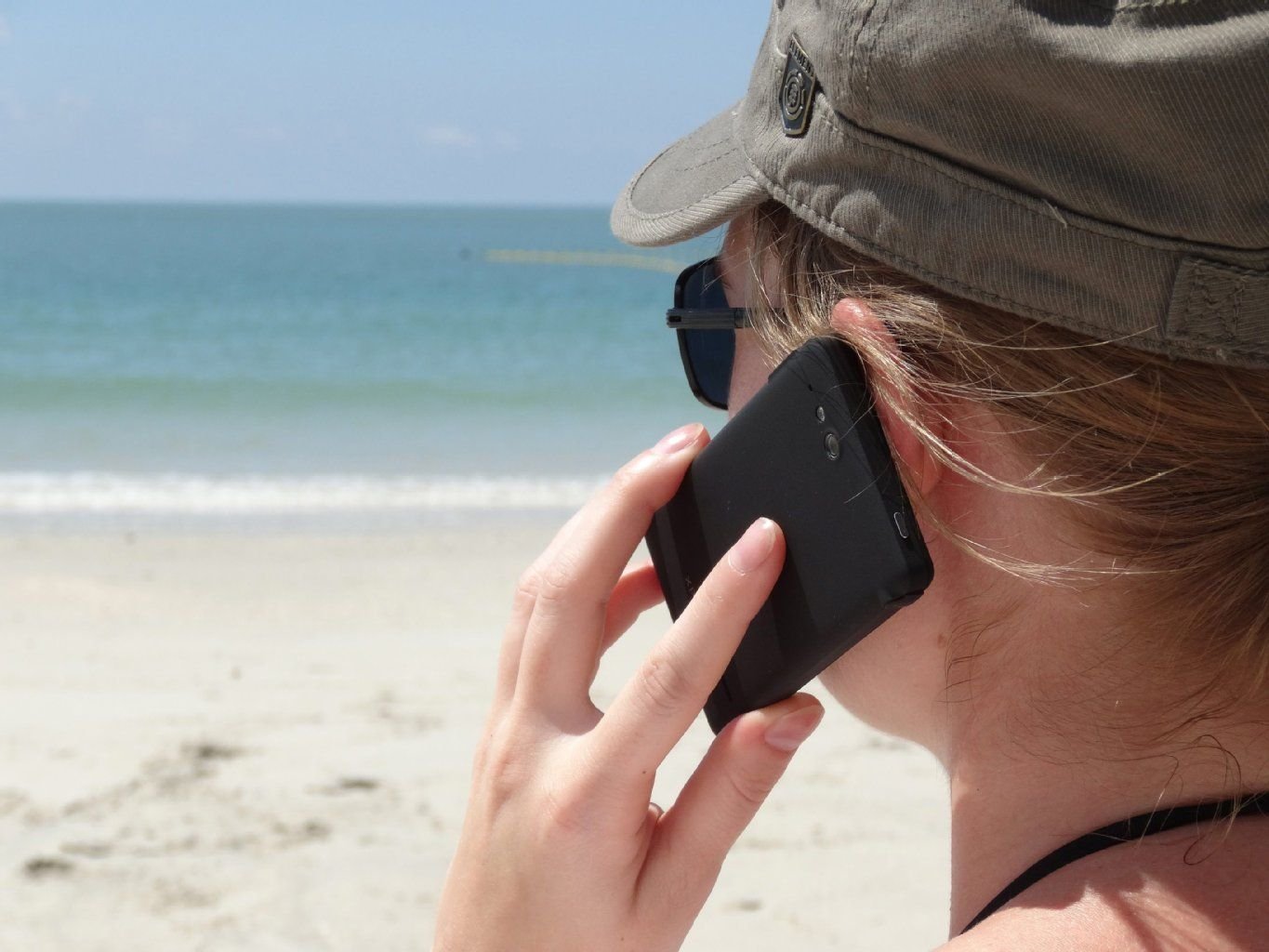 Wer im Urlaub viel mit dem Handy telefoniert, muss vor allem außerhalb der EU viel zahlen.