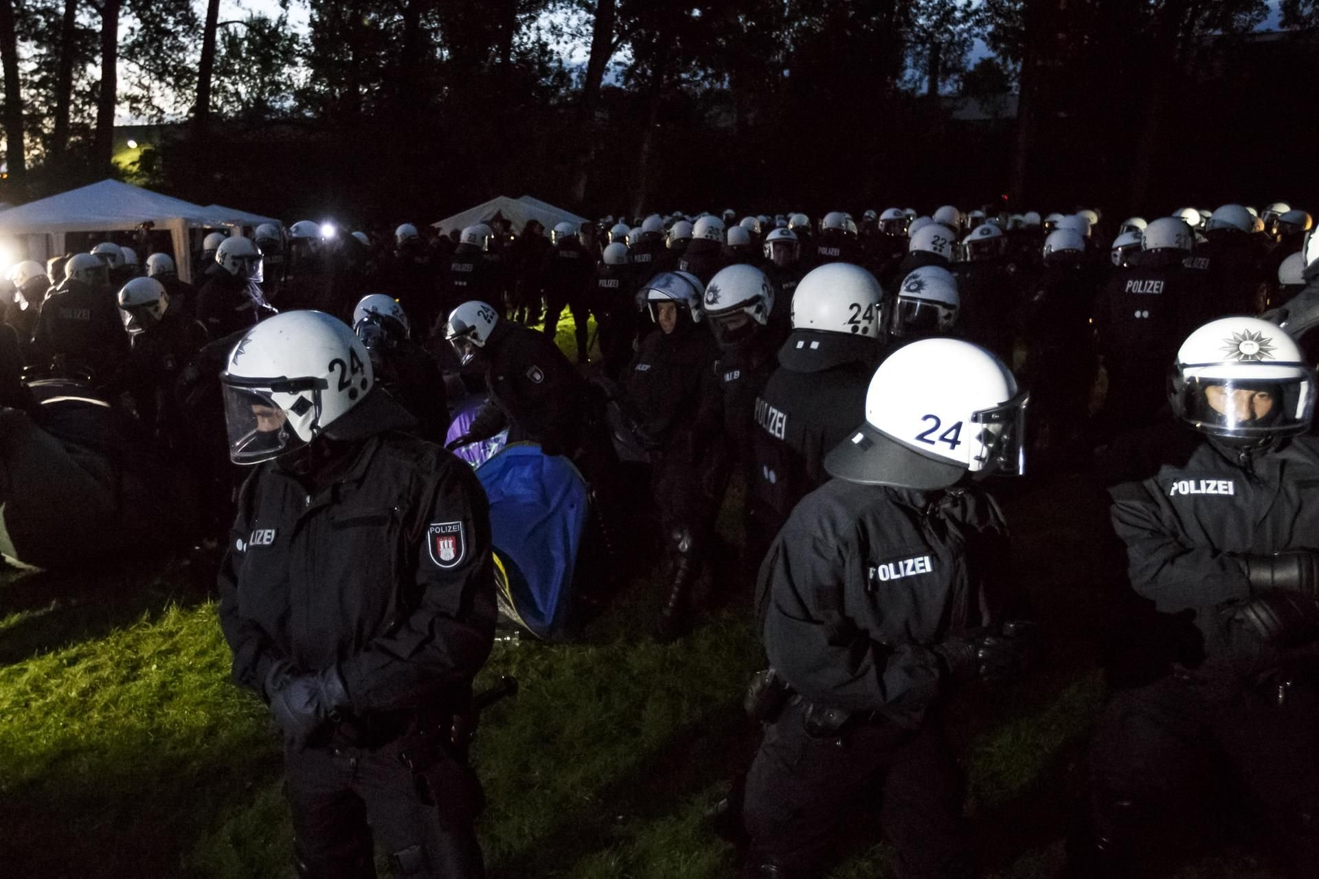 Am Sonntagabend war es auf der Elb-Halbinsel Entenwerder zu Tumulten gekommen.