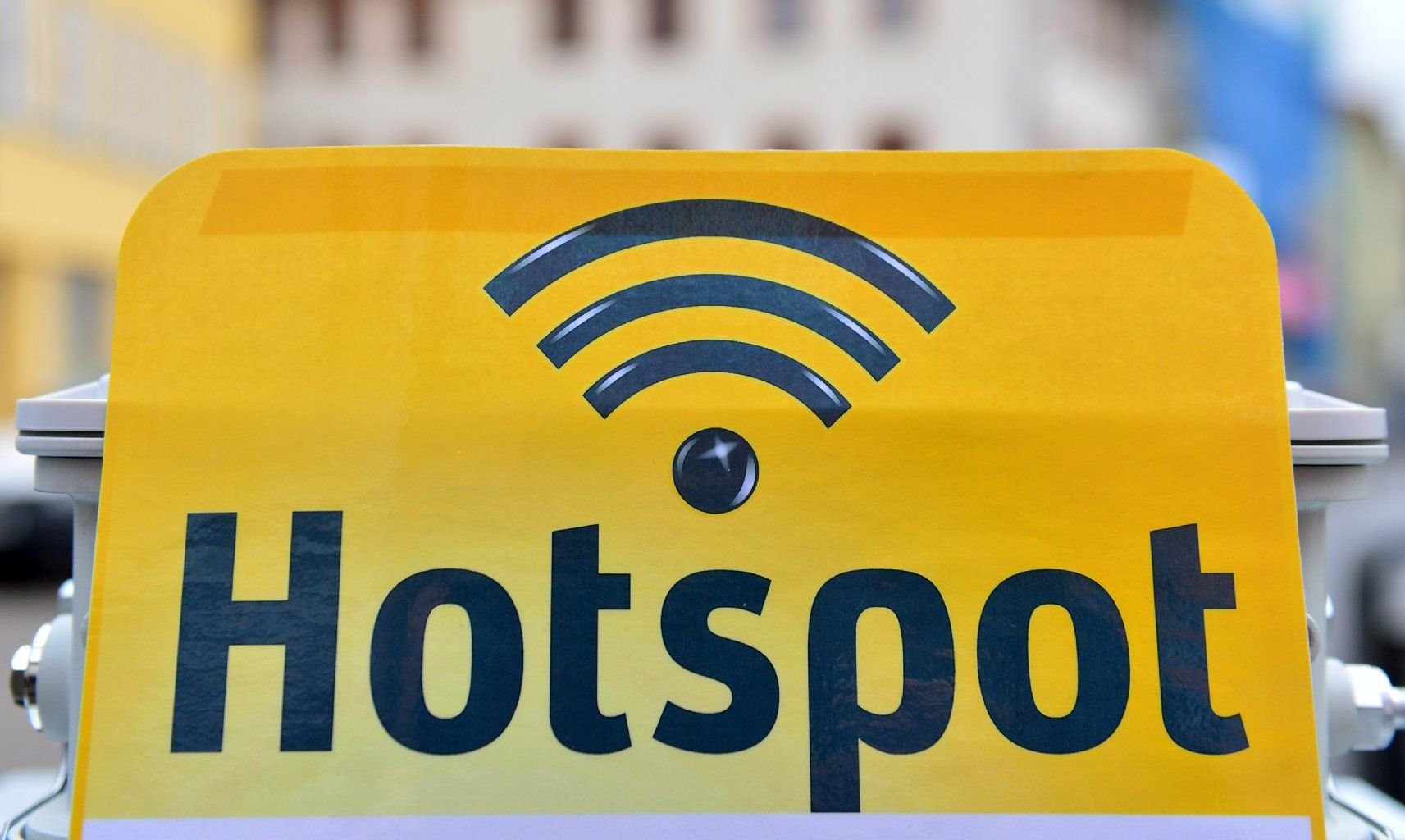 An Hotspots können Nutzer nie sicher sein, dass sie auch wirklich mit dem offiziellen Hotspot verbunden sind. Denn Hacker können diese faken und Daten abgreifen.