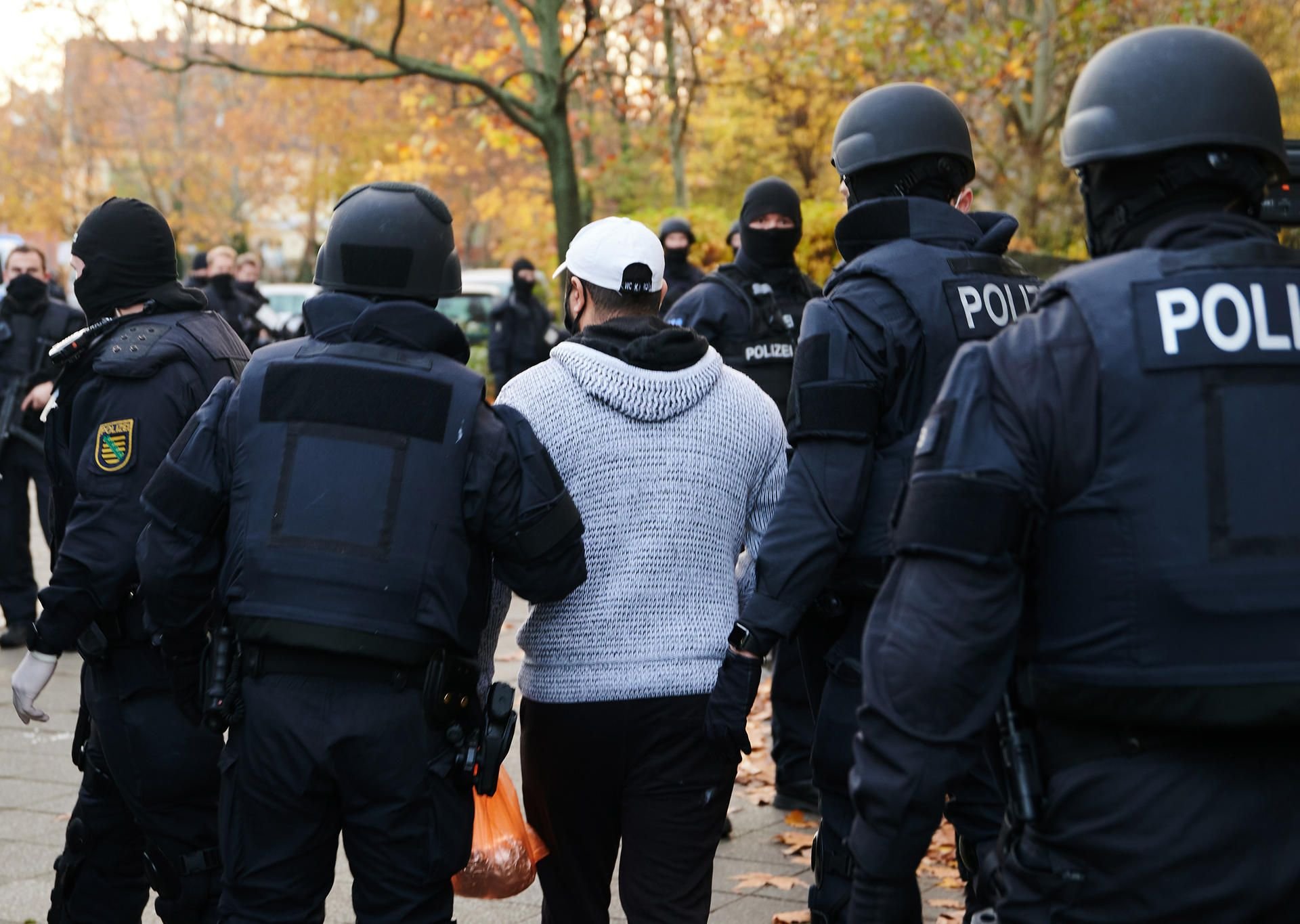 Polizeibeamte bringen bei einem Einsatz in der Gitschiner Straße eine Person zur Identitätsprüfung.