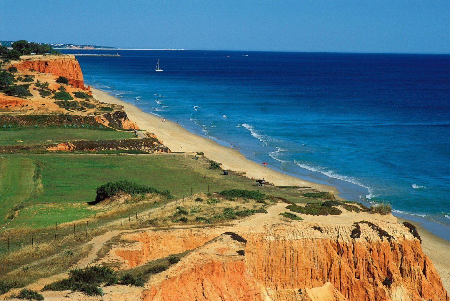 Die Algarve-Küste in Portugal ist durch etliche Felsen am Strand gekennzeichnet.
