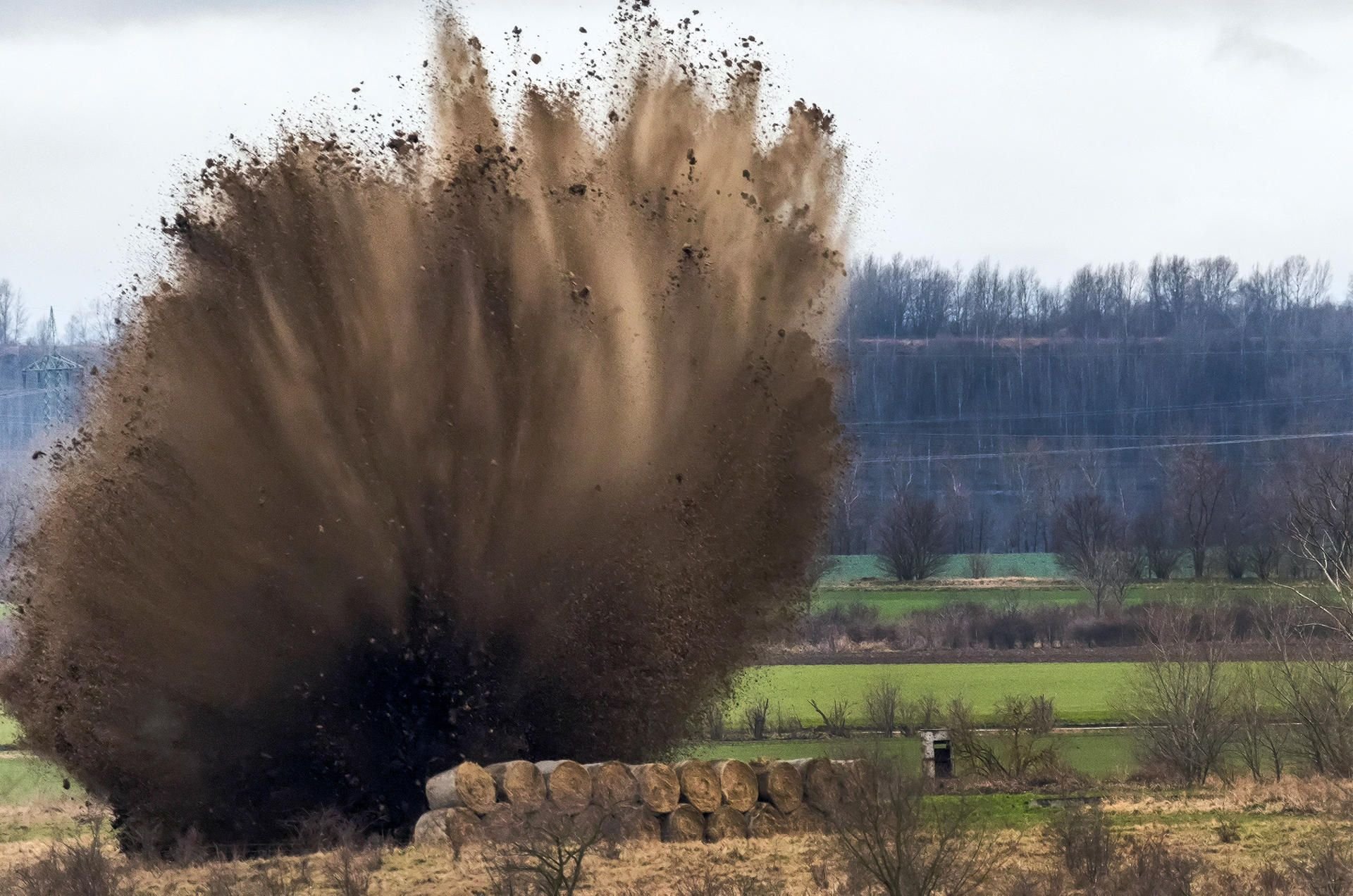 Die Sprengung der Fliegerbombe auf einem Feld am Airpark.