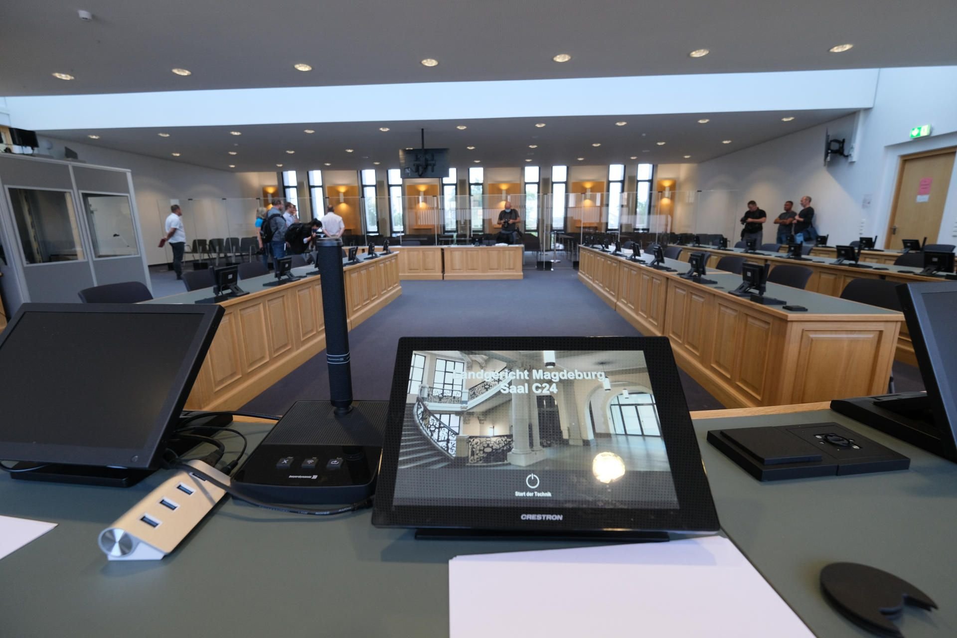 Blick in den Gerichtssaal des Landgerichts Magdeburg, der extra für den Prozess gegen den Attentäter von Halle umgebaut wurde.