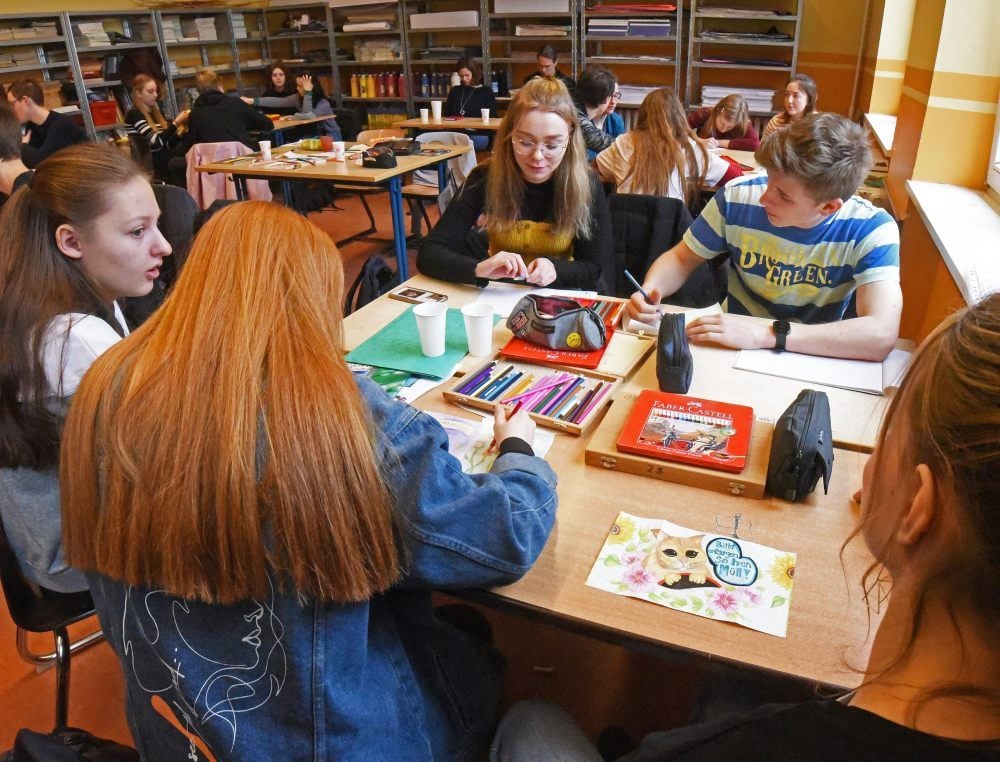 Schüler vom Gymnasium Stephaneum Aschersleben und Oberschüler aus Holland arbeiten gemeinsam am Projekt.