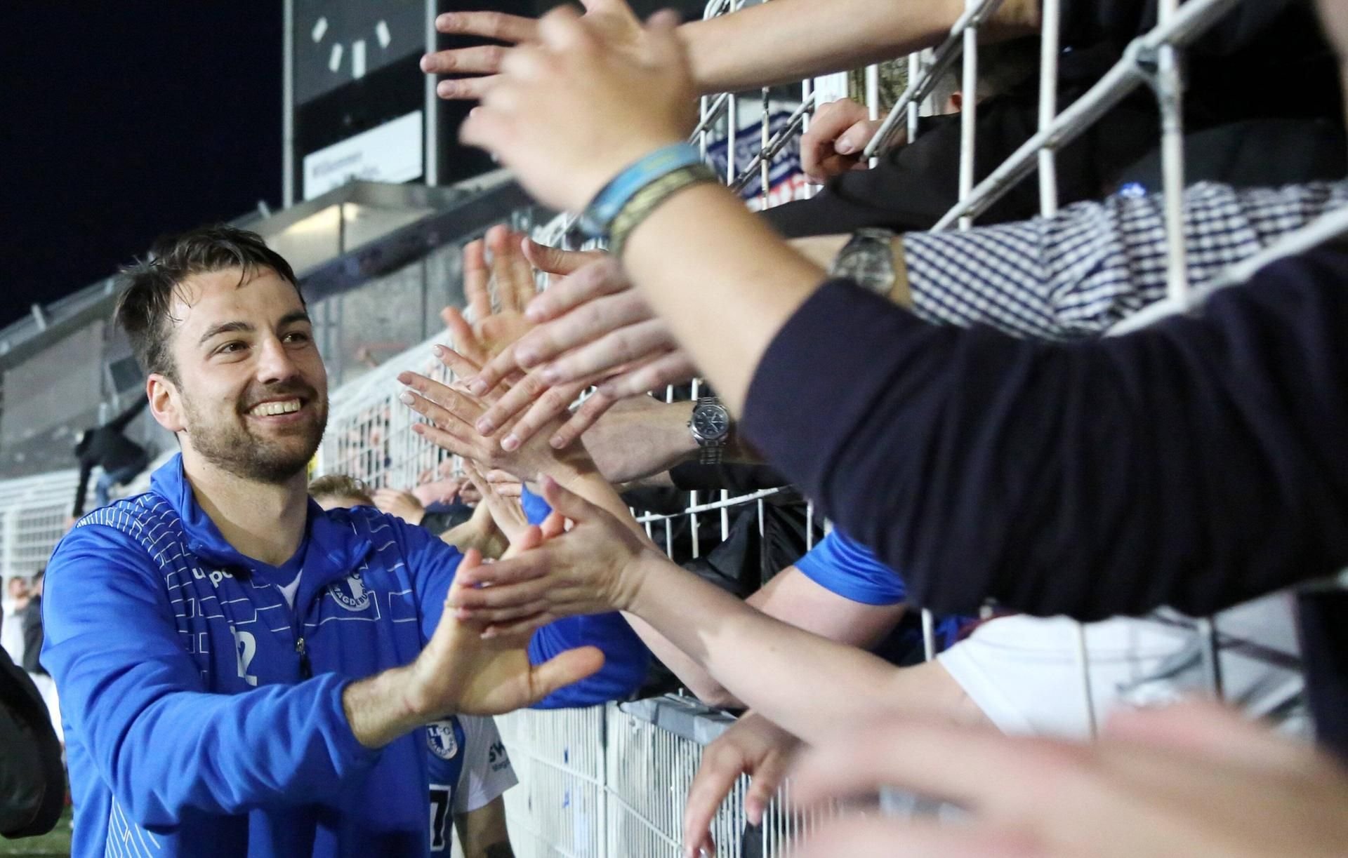 FCM-Stürmer Christian Beck auf der Ehrenrunde bei den Fans nach dem Sieg in Jena.
