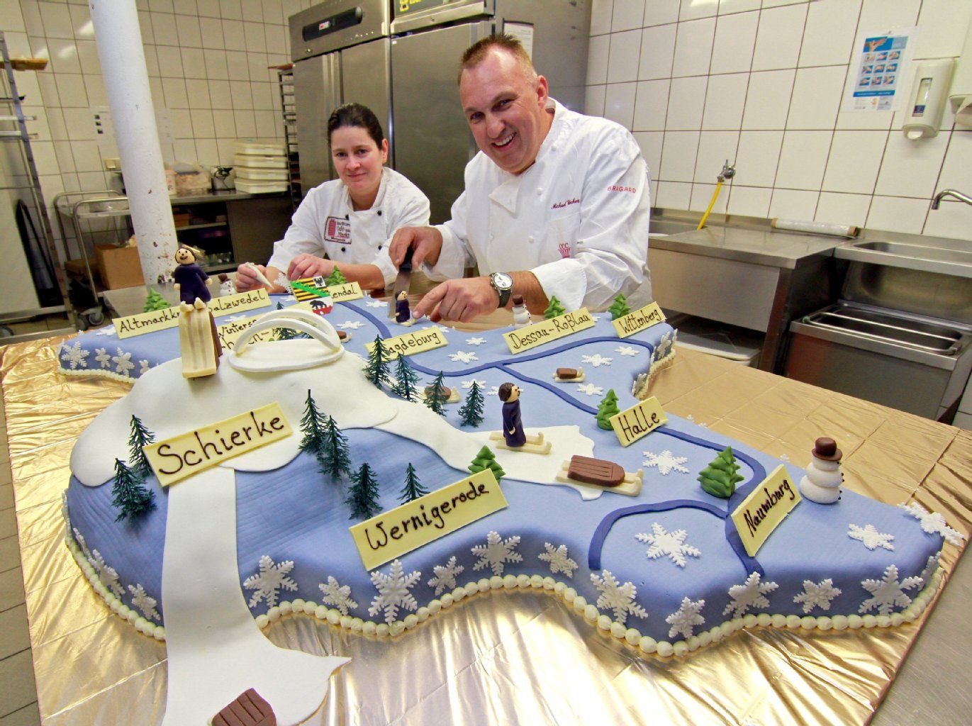 Diese Nougatcremetorte von Konditormeister Michael Wiecker aus Wernigerode, hier mit einer Kollegin, wird am Montag von Ministerpräsident Haseloff auf der Grünen Woche in Berlin angeschnitten.