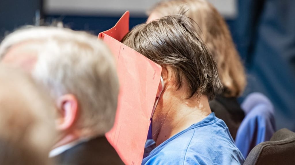 Ein Angeklagter sitzt zu Beginn seines Prozesses mit einem Aktenmappe vor dem Gesicht im Landgericht im Gerichtssaal. Im Dezember 2019 hatte die Polizei in einem Schrank des Mannes aus Recklinghausen zufällig einen zweieinhalb Jahre lang vermissten Jungen entdeckt. Laut Staatsanwaltschaft war der anfangs 13-Jährige über 400 Mal sexuell missbraucht worden. Am 02.09.2021 wollen die Richter am Bochumer Landgericht das Urteil sprechen.