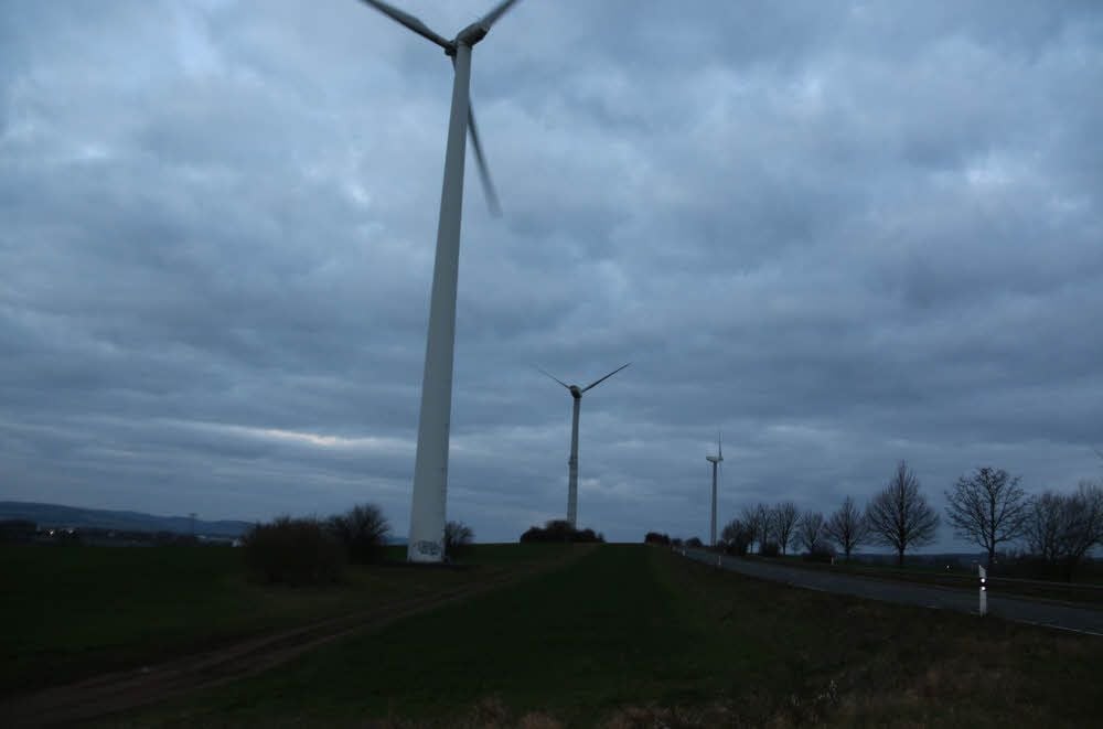 Blick auf die Windräder an der Landesstraße zwischen Roßla und Berga.