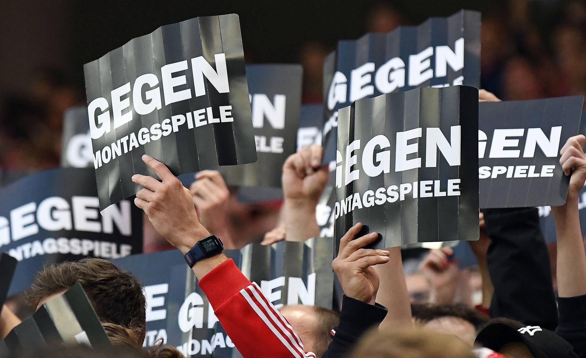 In der Bundesliga, wie hier in Mainz, wurde regelmäßig gegen Montagsspiele protestiert.