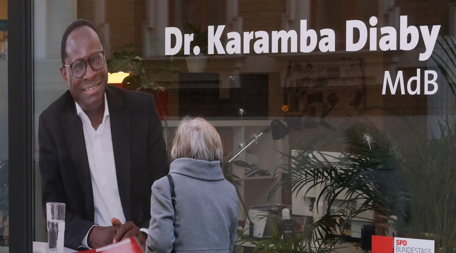 Auf das Büro des Bundestagsabgeordneten Karamba Diaby sind Schüsse abgegeben wurden.