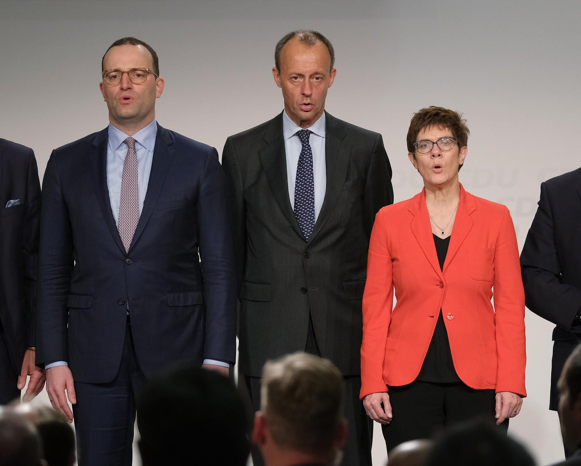 Jens Spahn, Friedrich Merz und Annegret Kramp-Karrenbauer (v.l.n.r.) beim Singen der Naionalhymne