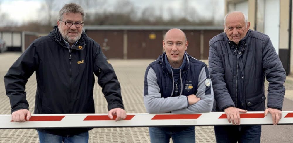 Gerd Wiesener, Sven Homann und Henning Wagner (von links nach rechts) sind im Vorstand des Garagenvereins „GIG II“. In einer Befragung sprachen sich 78 Prozent der Vereinsmitglieder dafür aus, dass der Vorstand mit der Stadt über einen Kauf des Grundstücks verhandeln darf.