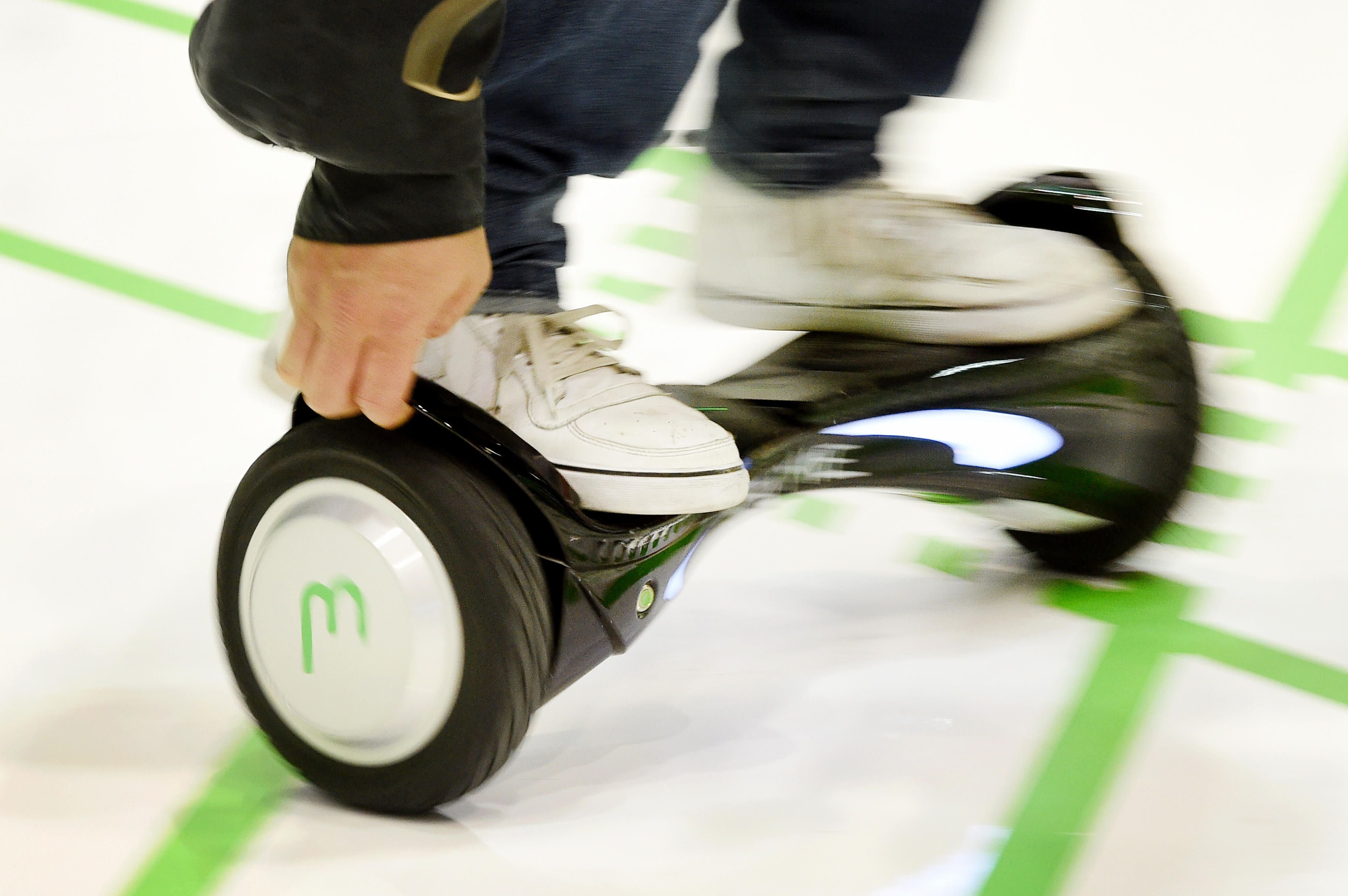 In Düsseldorf geht es in einem Prozess um die illegale Nutzung von Hoverboards im Straßenverkehr.