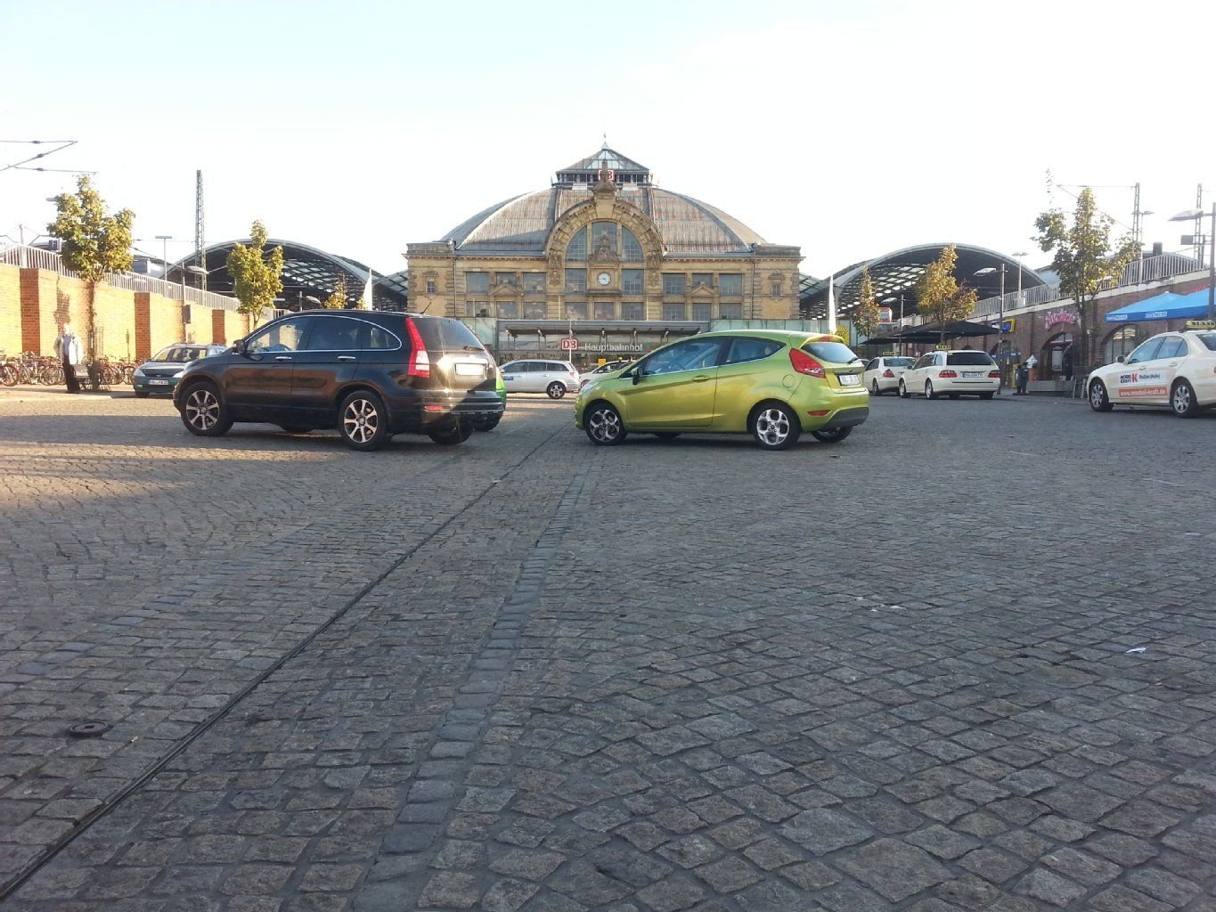 Während es am Nachmittag sonst fast unmöglich ist, einen Parkplatz direkt vor dem halleschen Hauptbahnhof zu ergattern, ist die Fläche heute ziemlich leer.